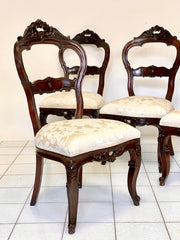 Quattro sedie in noce Luigi Filippo . Restaurate