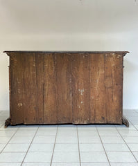 Credenza in noce con sportelli laterali . Bologna XVII secolo