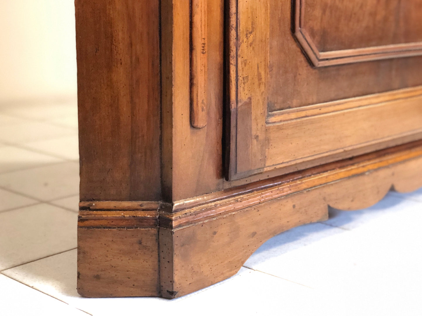 Walnut corner cabinet. Modena Reggio. 18th century