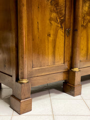 Credenza impero di noce quattro porte . Inizio XIX secolo