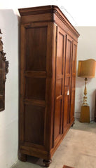 Armadio noce tre porte lombardo Carlo X . Restaurato .