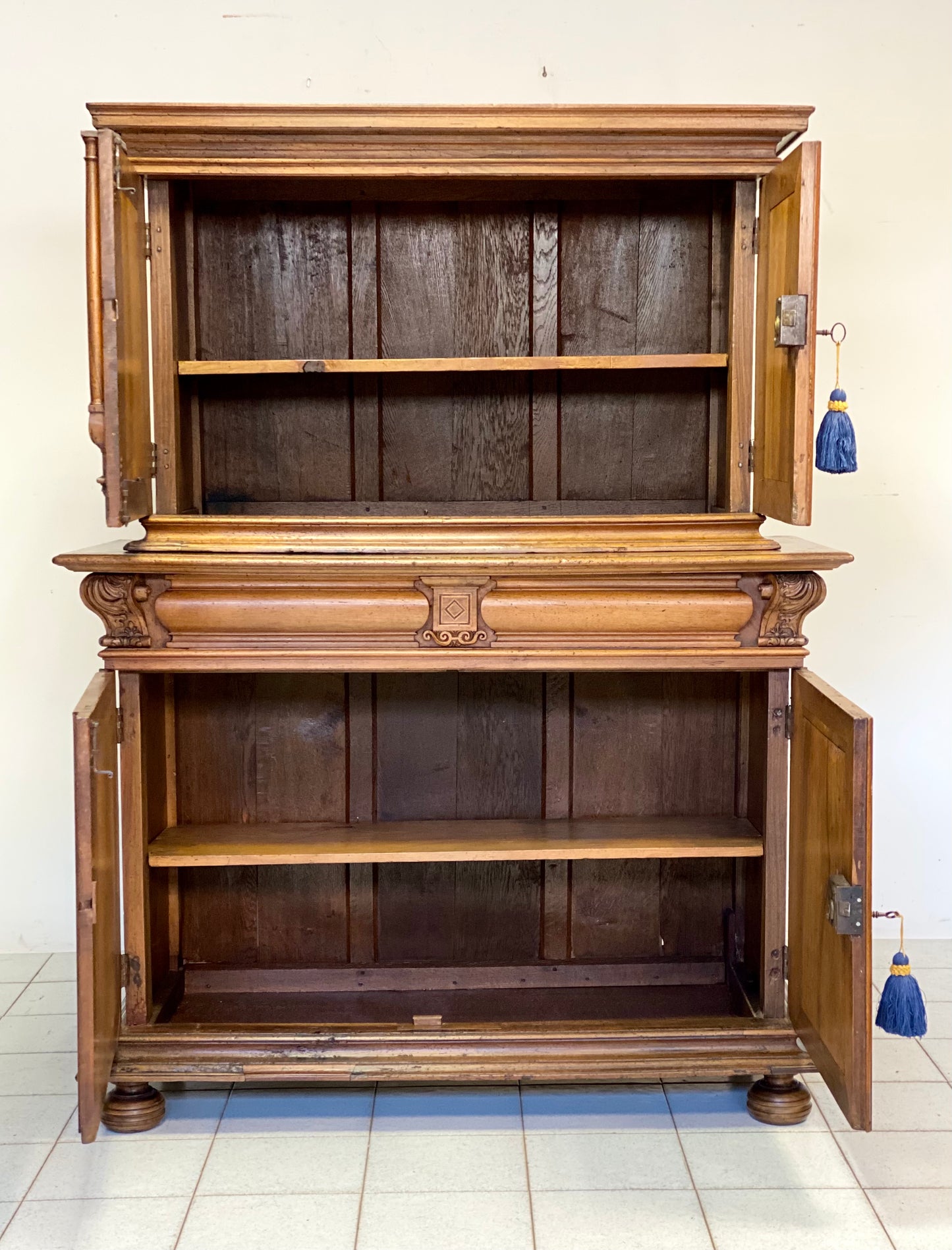 Credenza doppio corpo in noce . XVIII secolo
