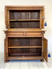 Credenza doppio corpo in noce . XVIII secolo