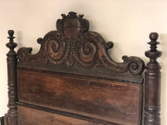 Letto lombardo in noce . XVI secolo