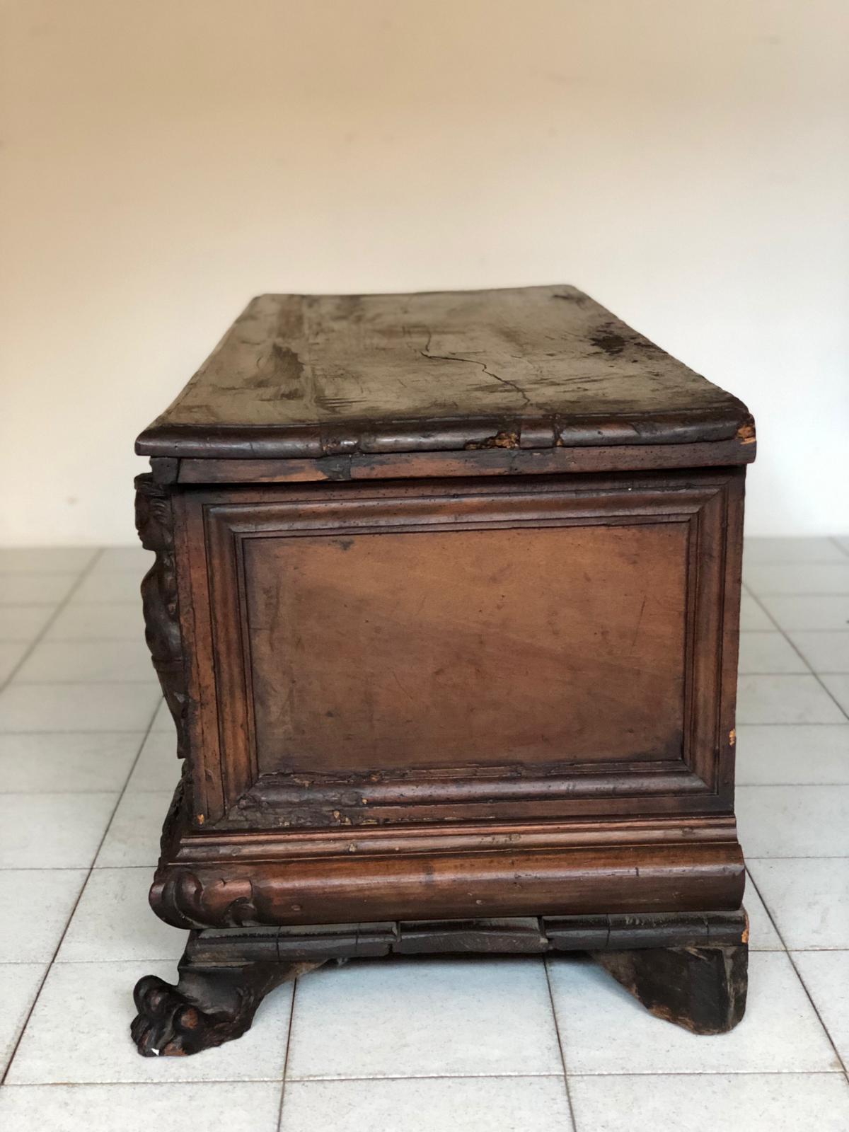 Lombard chest from Brescia in walnut with caryatid. Early 17th century
