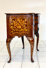 Mobiletto cassettone sagomato . Olanda XVIII secolo