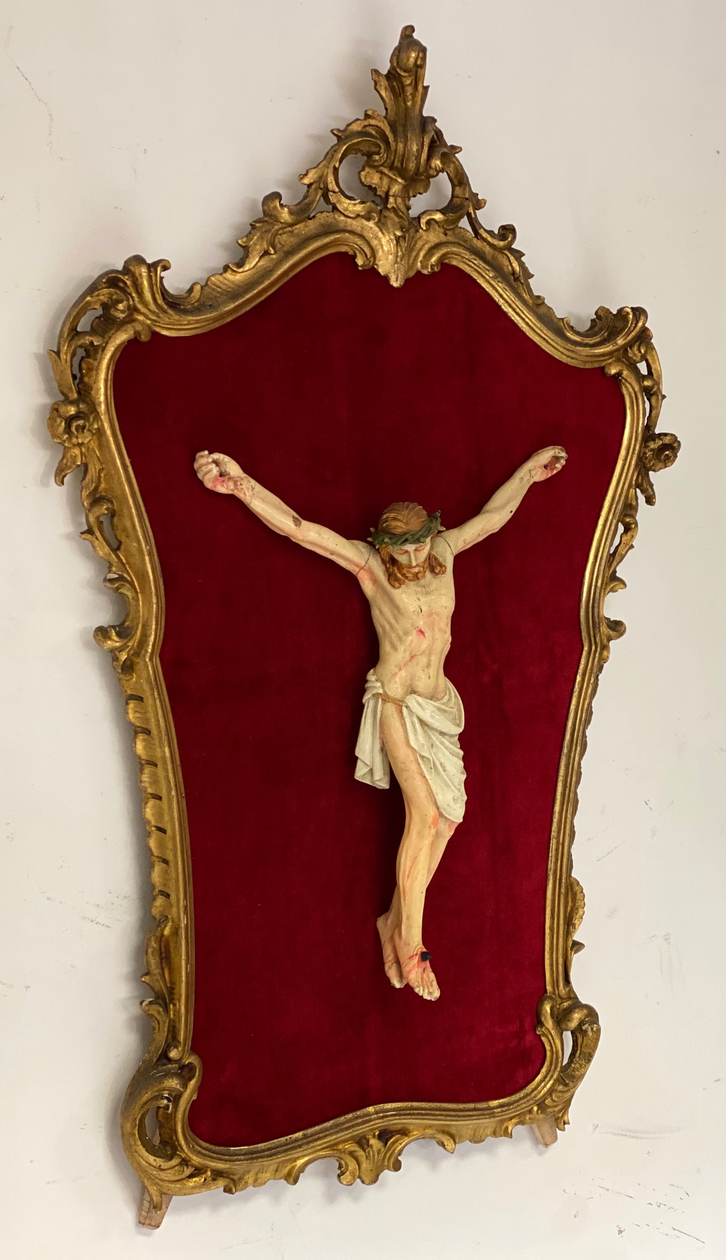 Cristo ligneo con cornice dorata coeva . Lombardia XVIII secolo