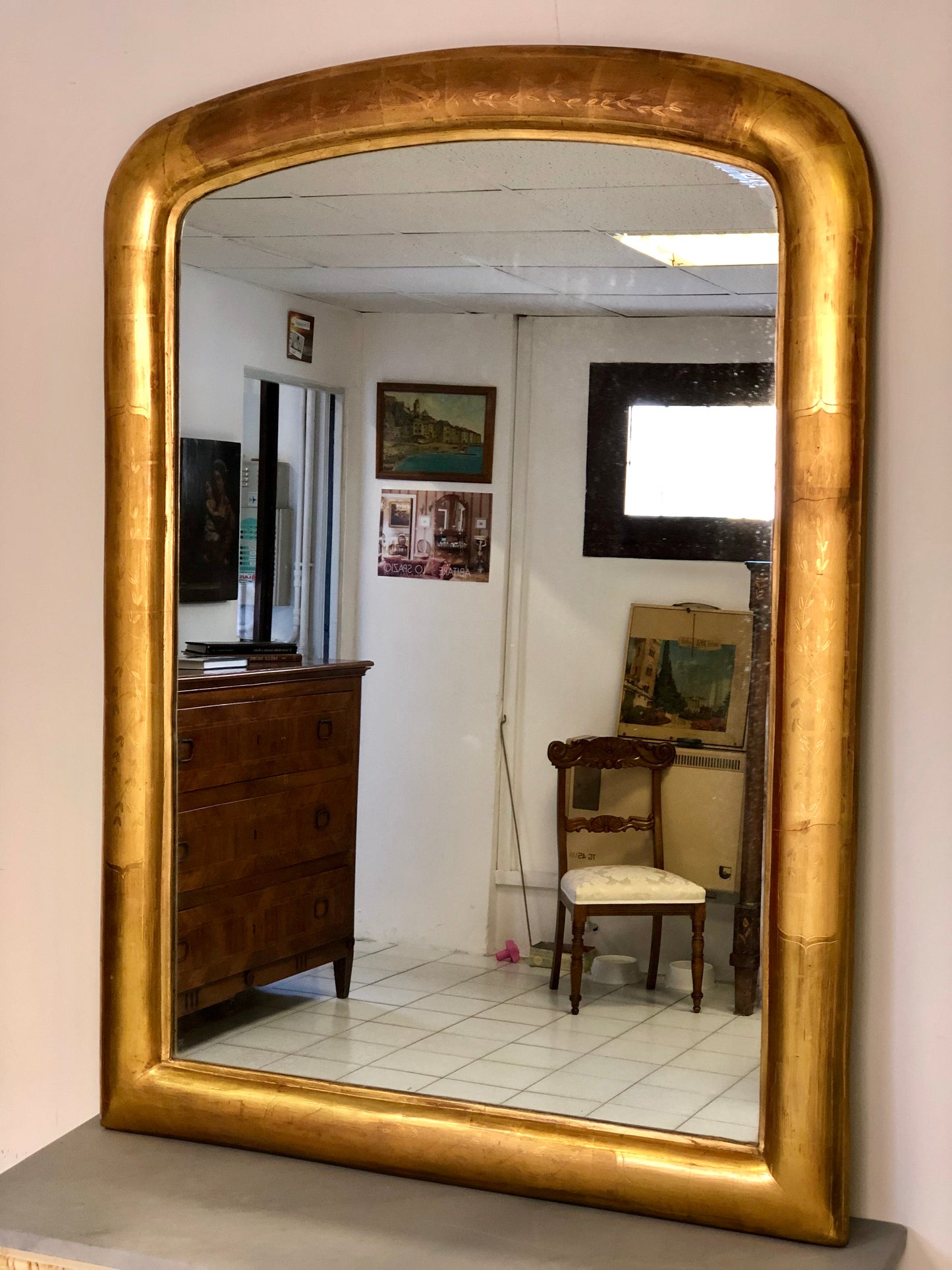 Specchiera in foglia oro lombarda con incisioni floreali . XIX secolo