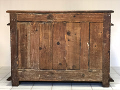 Credenza in noce pannellata fronte e fianchi . XVII secolo