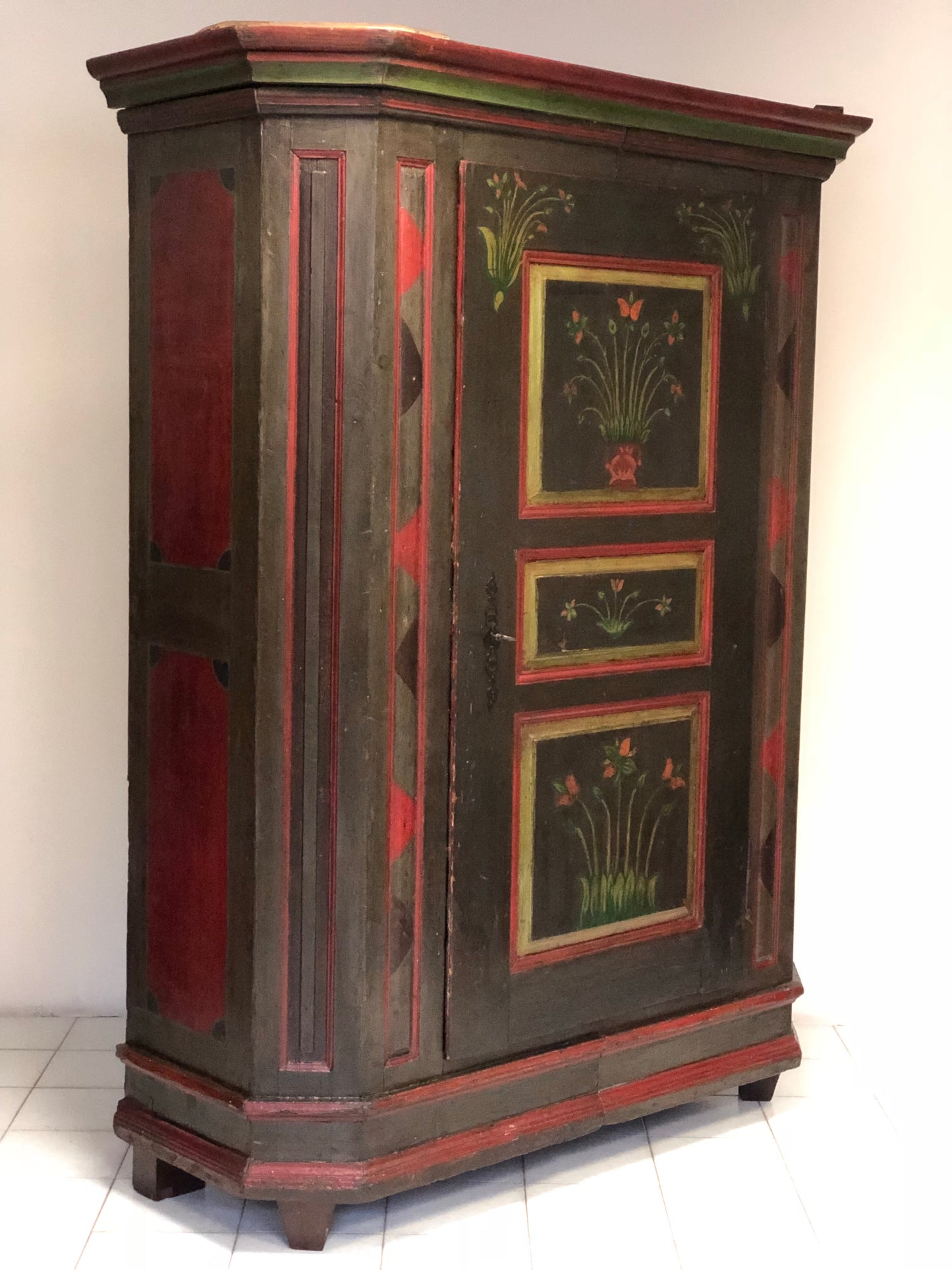 Lacquered and painted corner wardrobe. 18th century