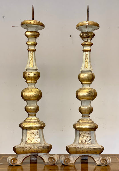 Coppia di candelieri in legno intagliato dorato . Marche Luigi XIV