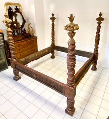 Letto matrimoniale legno laccato dorato. Lucca Siena fine XVI inizio XVII secolo