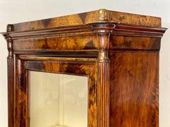 Vetrina Carlo X lombarda noce . XIX secolo