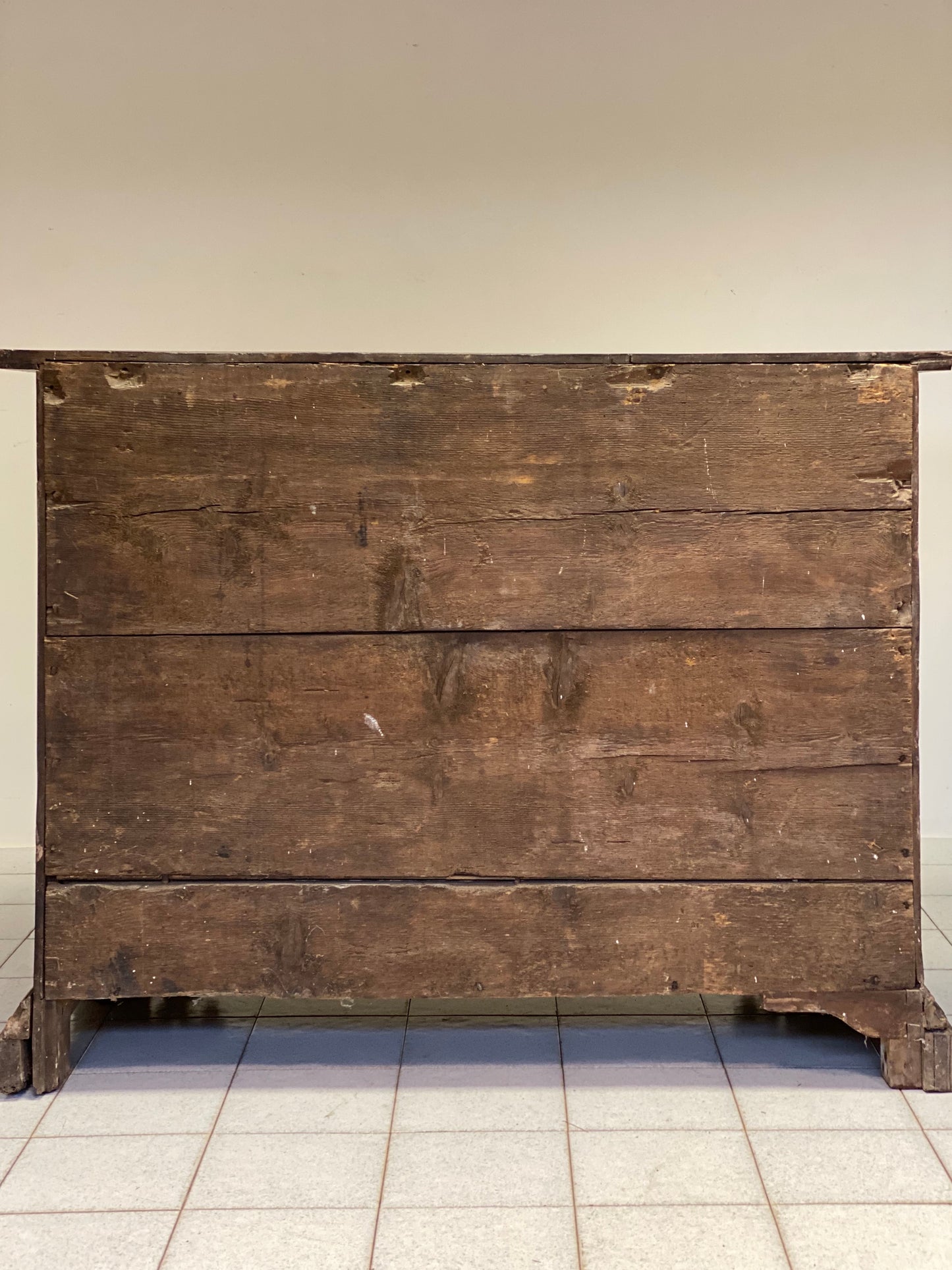 Lombard walnut chest of drawers. Brescia 17th century