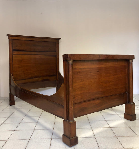 Letto in noce impero lombardo tre quarti. Prima metà dell XIX secolo