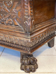 Cassapanca lombarda scolpita . Cremona inizio XVII secolo
