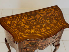 Mobiletto cassettone sagomato . Olanda XVIII secolo