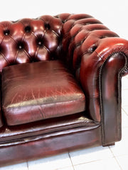 Divano Chesterfield cuoio bordeaux. Inghilterra XX secolo