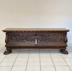 Cassapanca lombarda scolpita . Cremona inizio XVII secolo