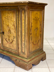 Credenza laccata dipinta. . Marche XVIII secolo