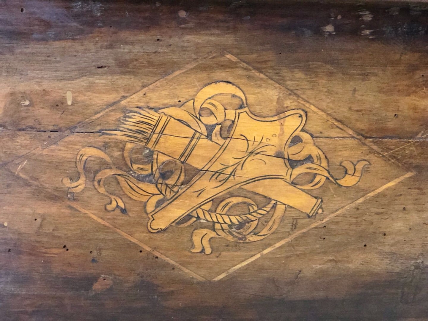 Cassapanca emiliana in noce con stemmi nobiliari intarsiati sul fronte. XVII secolo