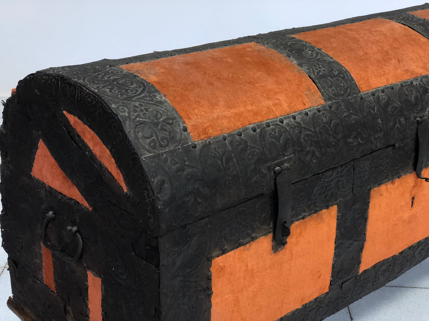 Wooden trunk, sheet metal, fabric. Venice, late 17th century