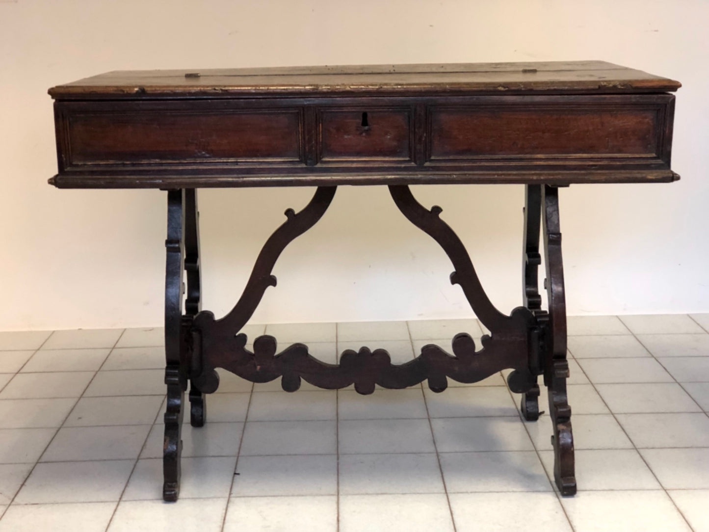 Desk San Filippo Louis XIV Lombard walnut. XVII century