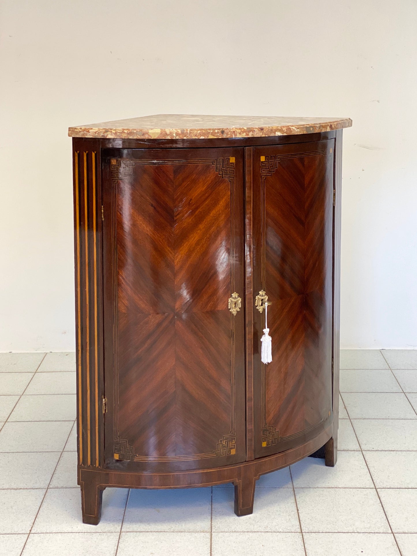 Angoliera bombata due porte epoca fine XVIII secolo