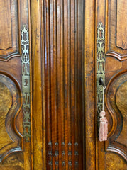 Armadio Luigi XV in noce . Restaurato. XVIII secolo