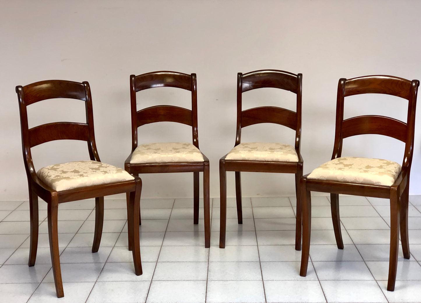 Gruppo di quattro sedie in noce emiliane Carlo X .