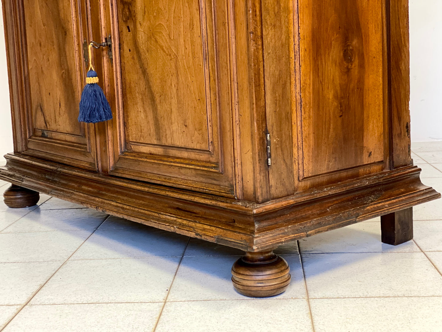 Credenza doppio corpo in noce . XVIII secolo