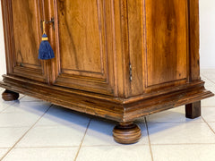 Credenza doppio corpo in noce . XVIII secolo