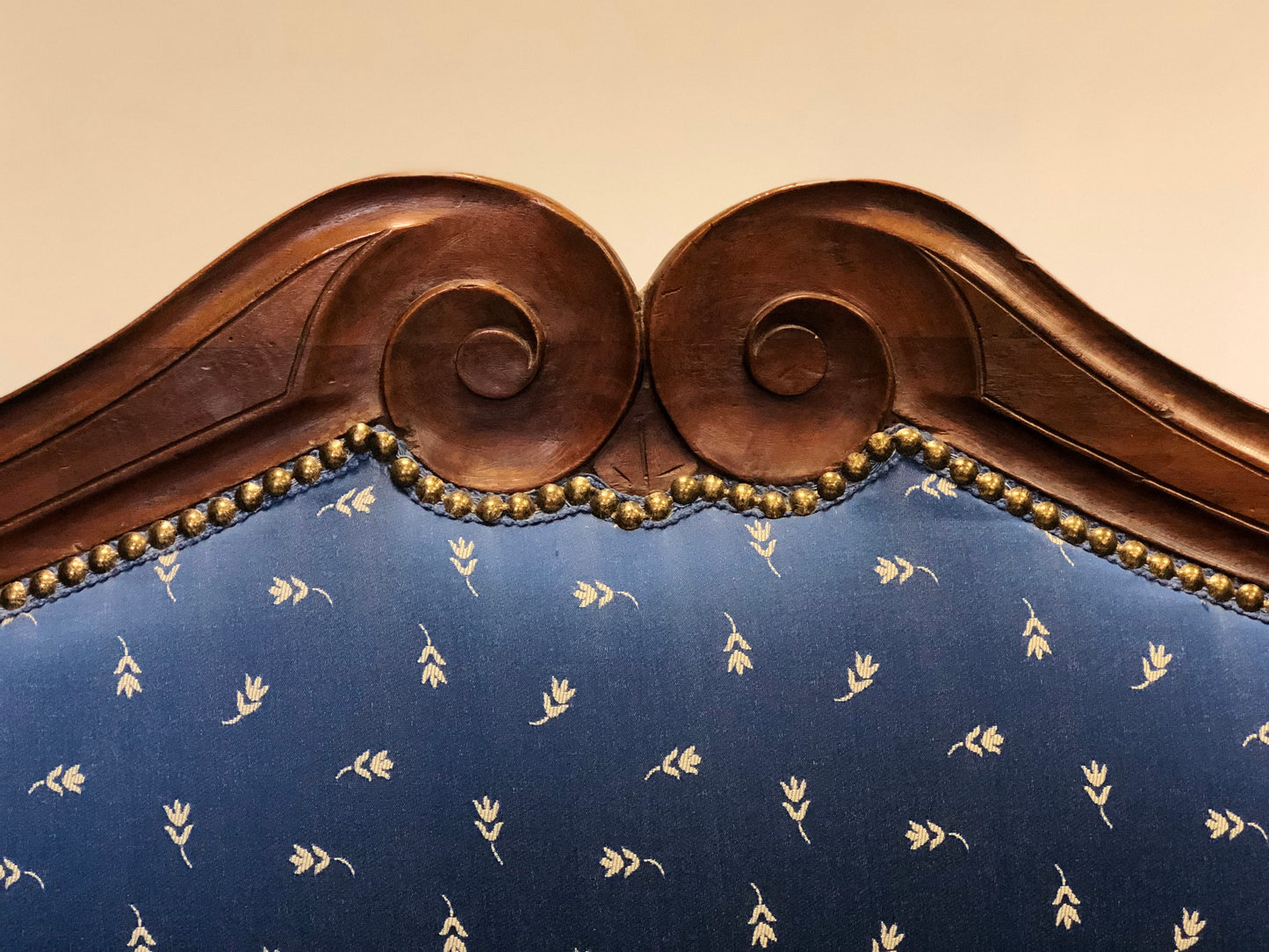 Lombard boat-shaped sofa in walnut