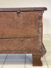 Cassapanca lombarda con stemma inizio XVII secolo