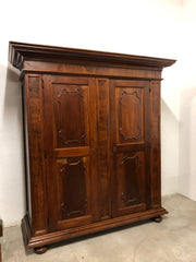 Armadio Lombardo in noce . Inizi XVIII secolo