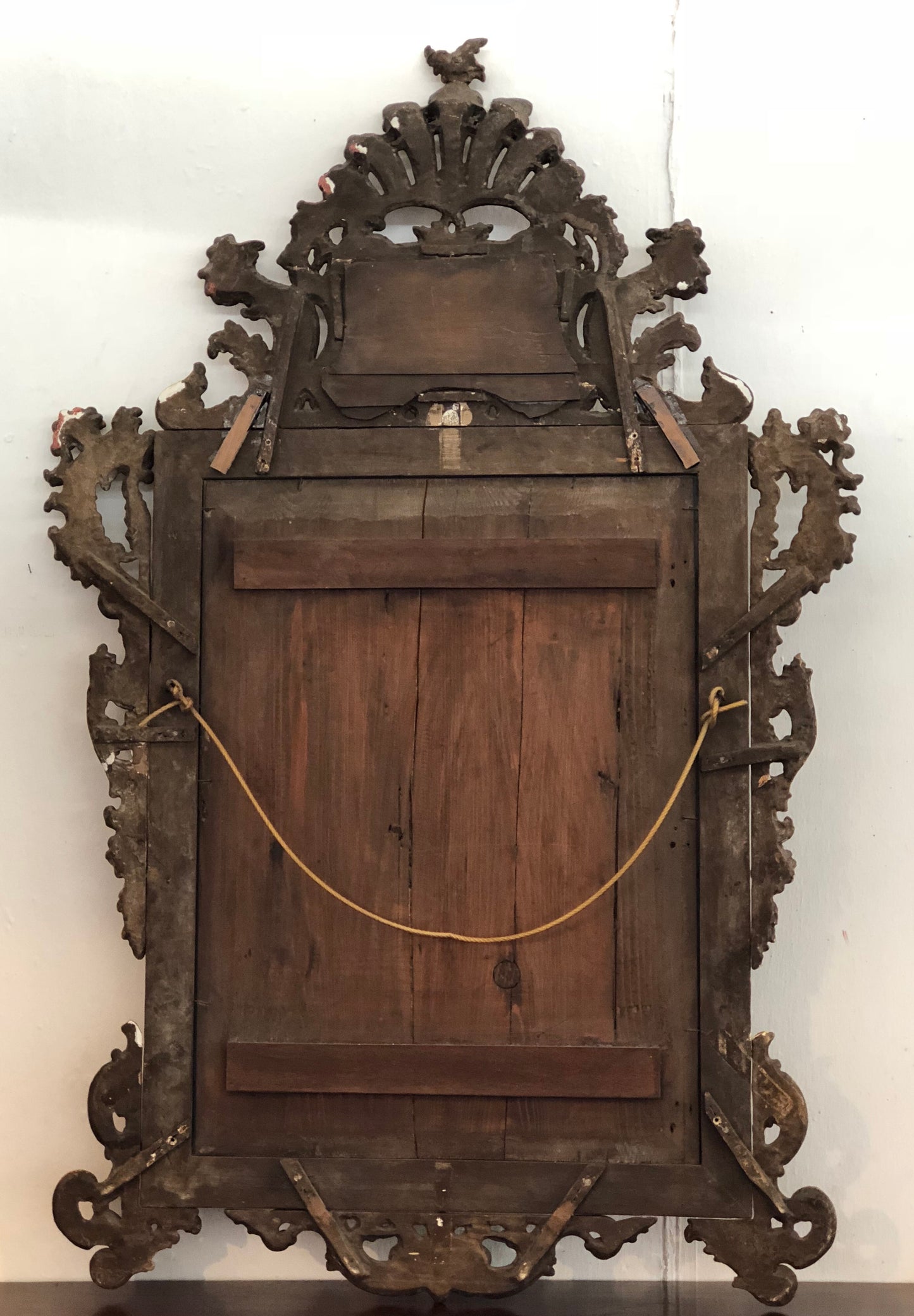 Specchiera lombarda in legno intagliata e dorata in oro zecchino