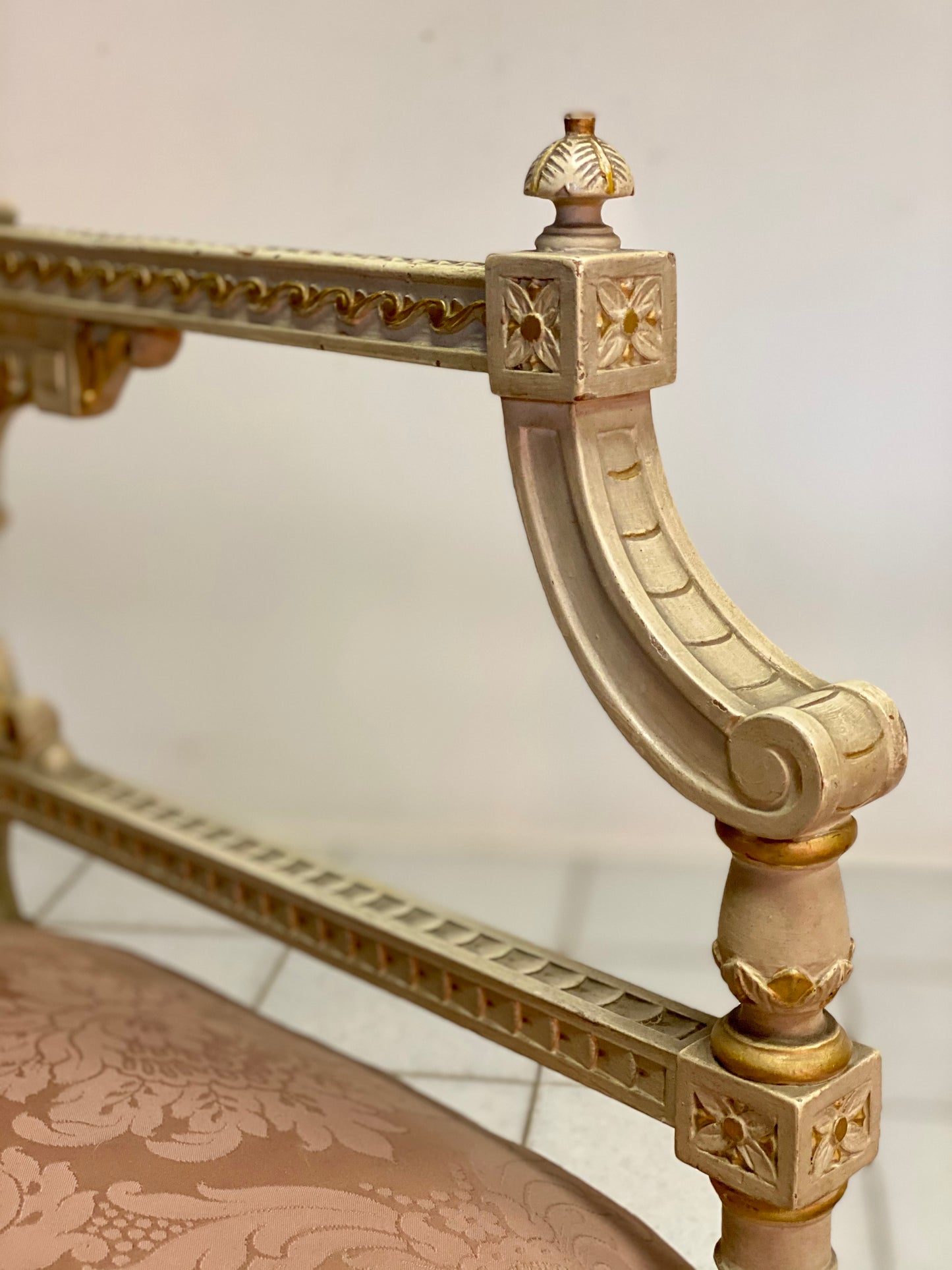 Coppia di poltrone ad angolo . Lacca e oro . XIX secolo