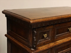Coppia di inginocchiatoi lombardi noce. XVII secolo