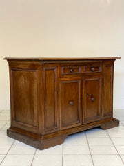 Credenza emiliana in noce. . Modena XVII secolo