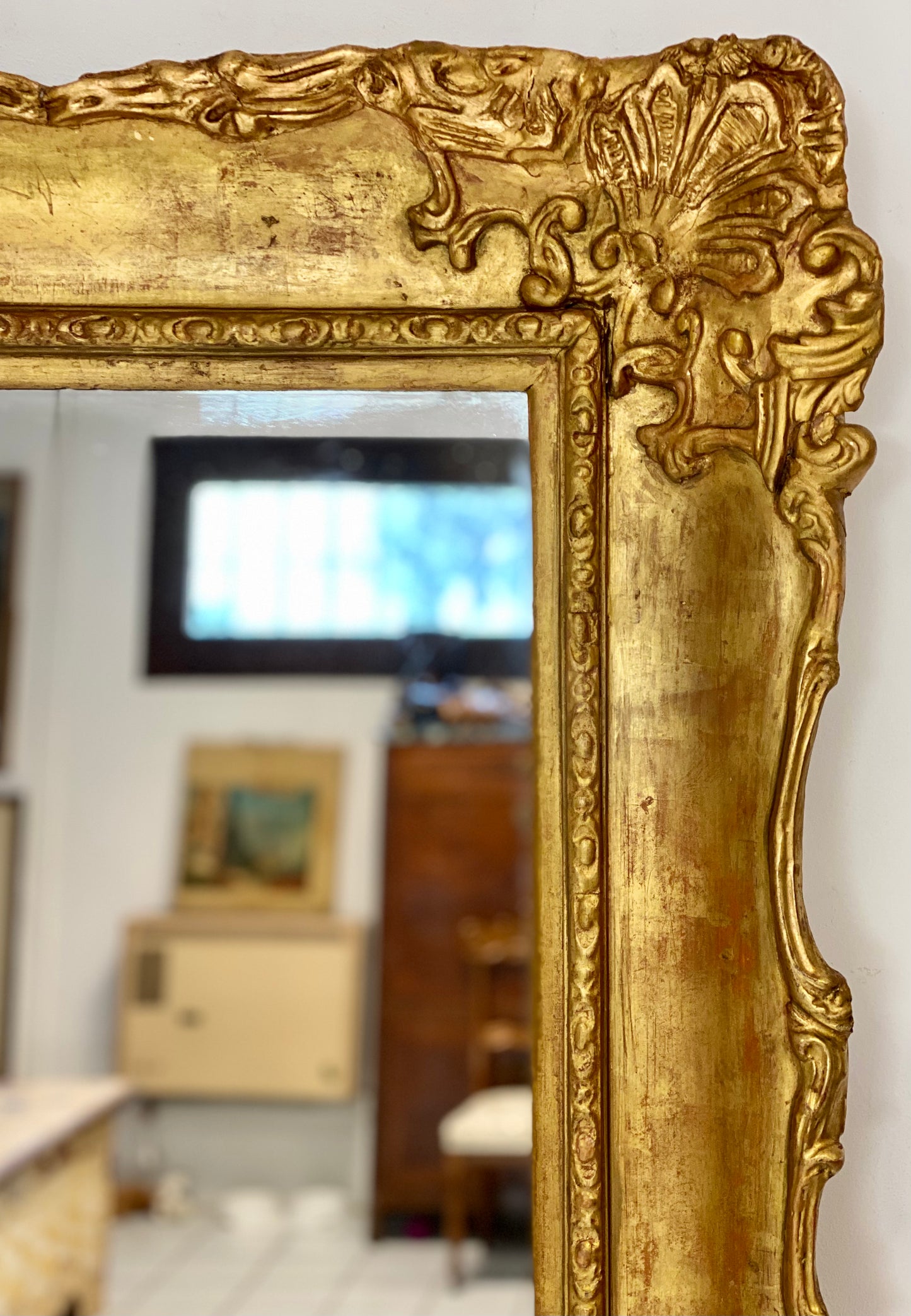 Grande specchiera lombarda in legno intagliato dorato a foglia . XIX secolo