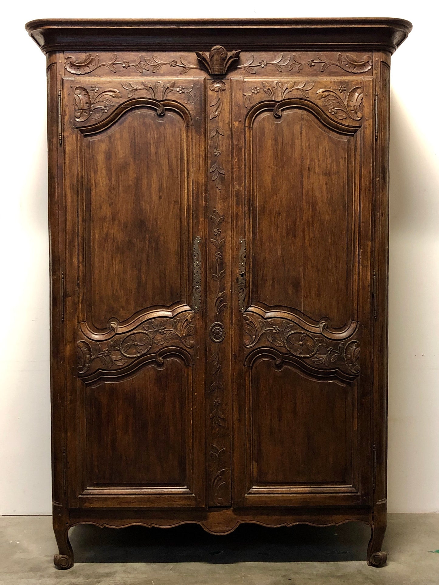 Louis XV carved wardrobe. Early 18th century