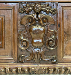 Cassapanca scolpita in noce lombarda bresciana . Inizio XVII secolo