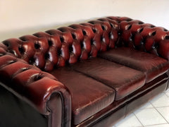 Divano Chesterfield cuoio bordeaux. Inghilterra XX secolo