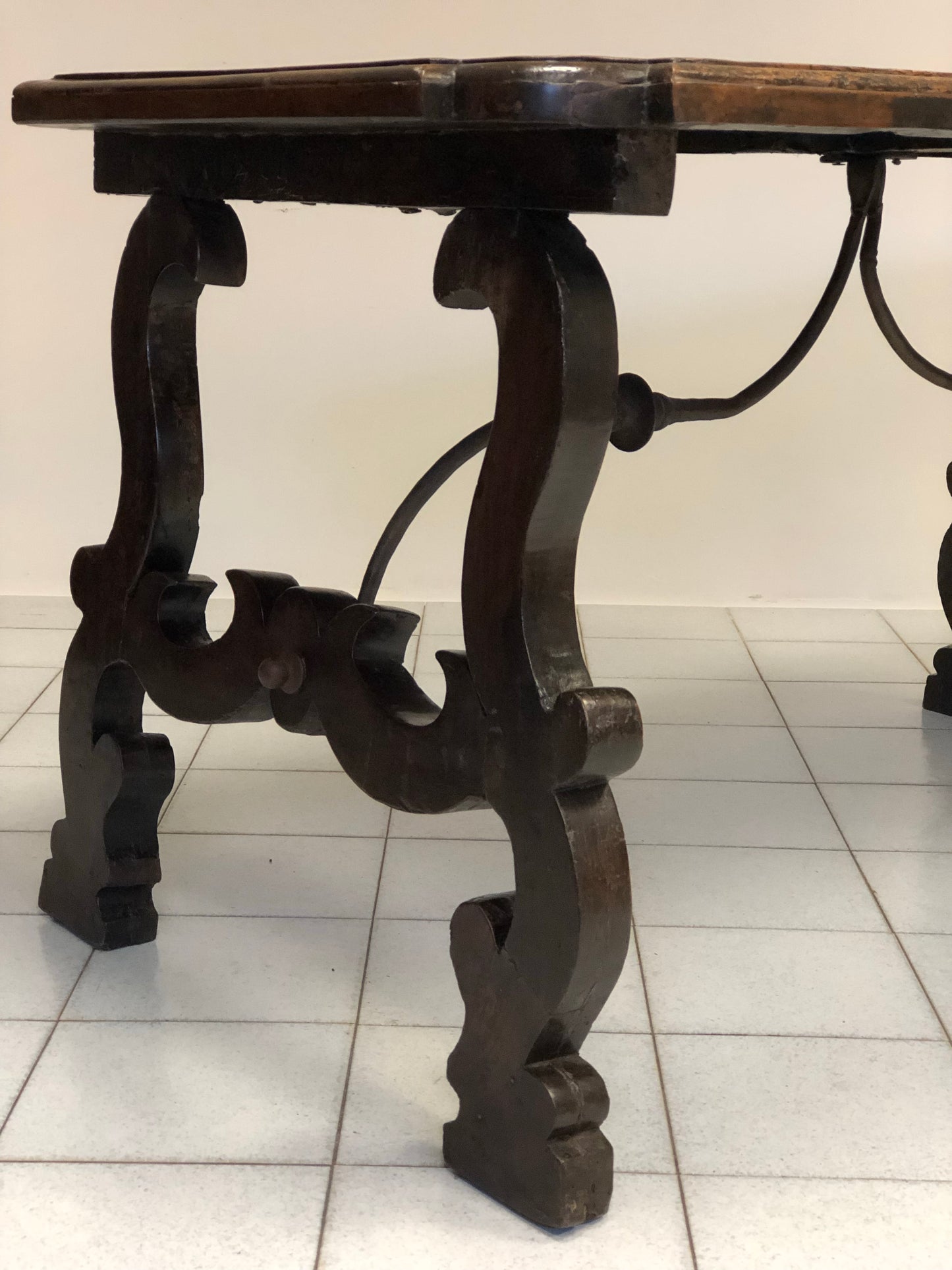 Tavolo fratino in noce con gambe a lira