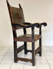 Trono Lombardo in noce con borchie . XVI - XVII secolo