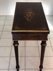 Tavolo lastronato intarsiato . XIX secolo