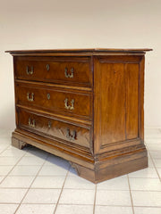 Cassettone Emiliano bolognese in noce fine XVII secolo