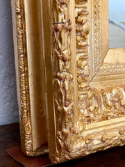 Specchiera dorata con cornice scolpita . XIX secolo
