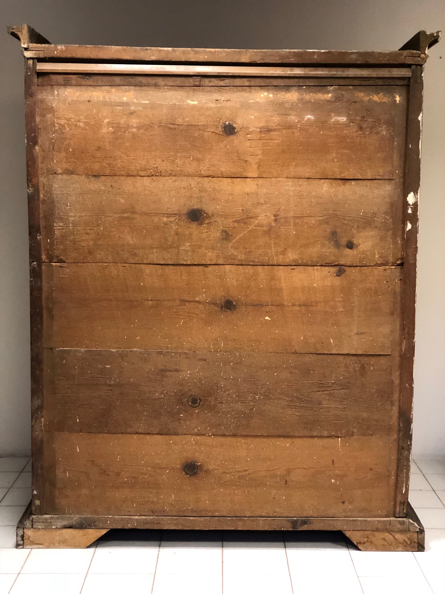 Walnut wardrobe with cloverleaf. Genoa 17th century
