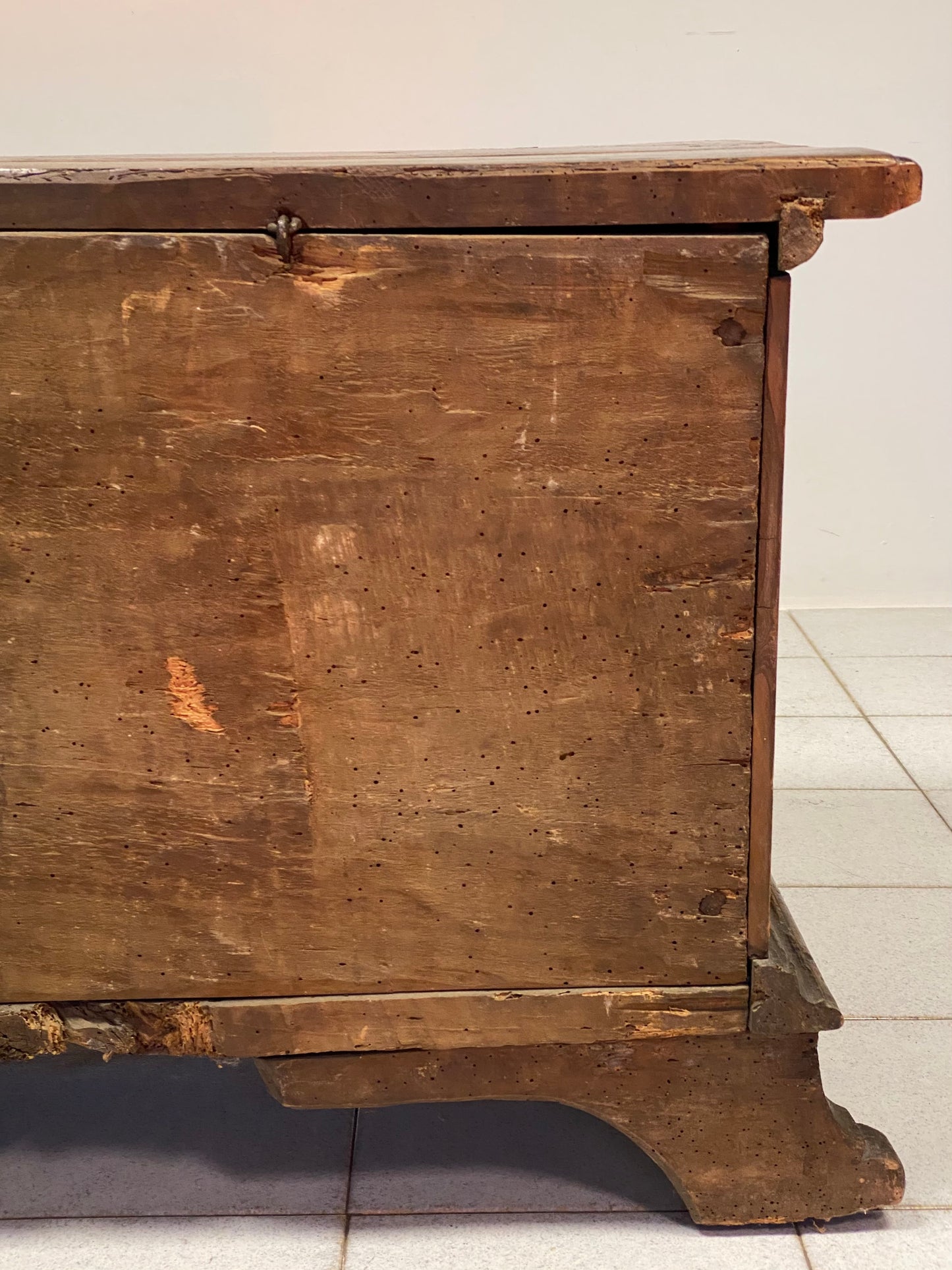 Walnut chest. Brescia Cremona. Late 17th century